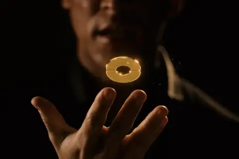 Złoty pierścień unosi się nad dłonią, symbolizując pierwsza pożyczka za darmo.