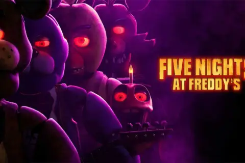 Animatroniki z czerwonymi oczami, Freddy, Bonnie, Chica i Foxy, groźnie patrzą z mroku. Zapowiedź filmu FNAF.