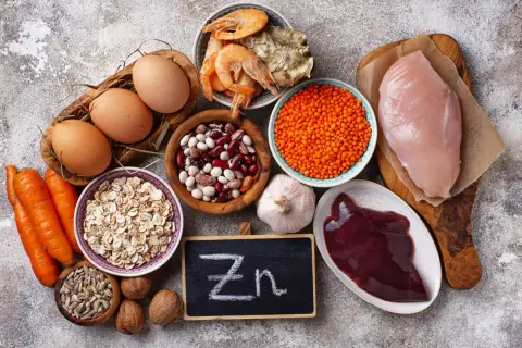 Produkty bogate w cynk: jajka, fasola, soczewica, krewetki, kurczak, wątróbka, płatki owsiane, orzechy, czosnek, marchew, pestki słonecznika.