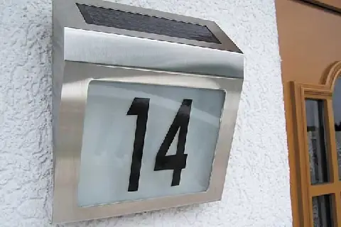 Nowy, nowoczesny numer domu 14 zasilany energią słoneczną, ułatwiający nadanie numeru domu.