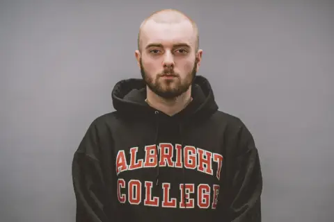 Chudy Bedoes w bluzie z napisem "ALBRIGHT COLLEGE".