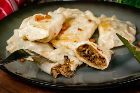 Pyszne pierogi z kapustą i grzybami, idealne na Wigilię. Zastanawiasz się nad ich kcal?