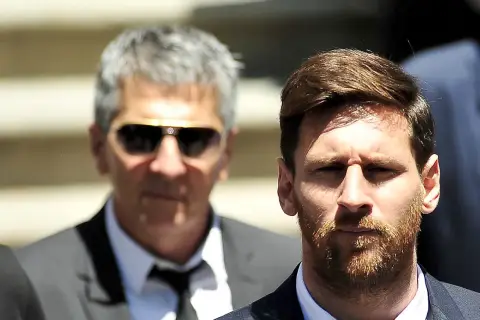 Jorge Messi, ojciec Leo Messiego, w okularach przeciwsłonecznych obok syna.