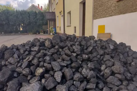 Góra węgla, świeżo dostarczona przez kuriera prosto z kopalni, czeka na zimowe dni.