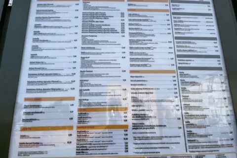 Menu McDonald's z ofertą śniadaniową i napojami. Ile kosztuje wieśmac? Sprawdź ceny McWrapów i innych dań.