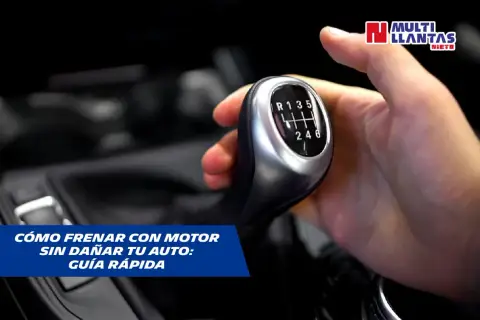 Mano sujetando palanca de cambios manual, mostrando cómo usar el freno motor para reducir el desgaste del auto.