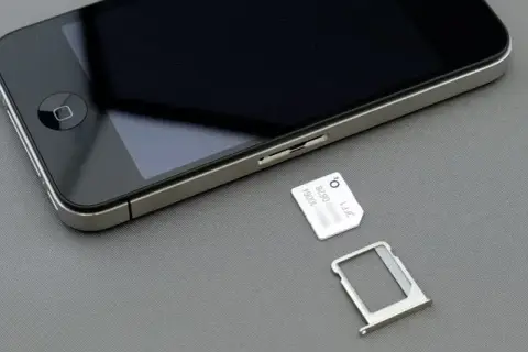 Jak otworzyć kartę SIM w iPhone i uniknąć problemów z wymianą