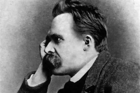 Portret Fryderyka Nietzschego, myśliciela, którego idee ukształtowały nietzscheanizm. Jego spojrzenie zdaje się przenikać przyszłość.
