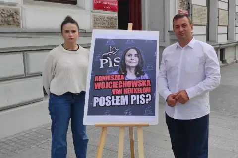 Agnieszka Wojciechowska van Heukelom, czy jest posłem PiS? Mężczyzna i kobieta stoją obok plakatu z jej zdjęciem.