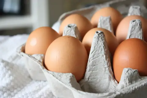 Brązowe jajka w wytłoczce. Zastanawiasz się, ile kcal ma gotowane jajko? To zdrowa przekąska!