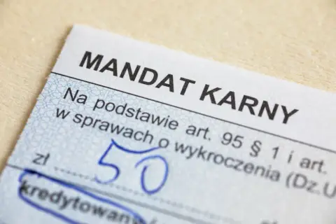 Mandat karny na kwotę 50 zł. Dokument wystawiony na podstawie przepisów o wykroczeniach.