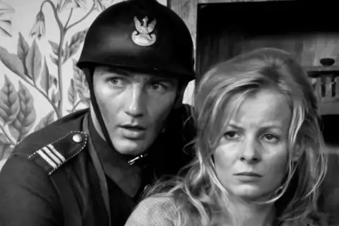 Zbliżenie na twarze aktora w hełmie i aktorki. Scena z filmu "Polskie drogi" z udziałem niezapomnianej obsady.