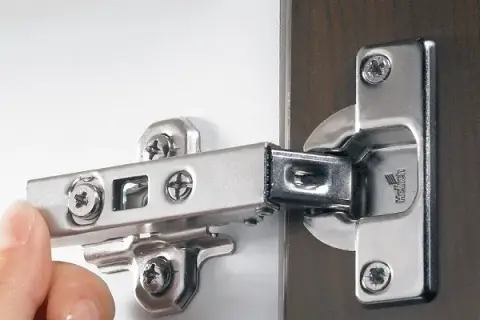 Jak wyregulować zawiasy w szafce krok po kroku: szybka naprawa w domu