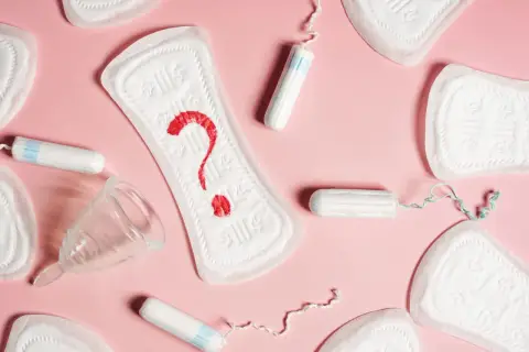 Pytajnik z krwi na podpaskach i tamponach. Czy to plamienie w ciąży?