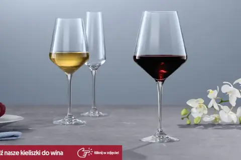 Kieliszki do wina czerwonego Bordeaux i Burgundii różnią się kształtem. Na zdjęciu widać kieliszek do czerwonego wina, białe wino i pusty kieliszek.