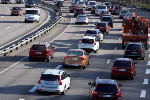 Korki na autostradzie, wiele samochodów, w tym Volvo i Volkswagen. Zastanawiasz się, jak sprowadzić auto ze Szwecji?
