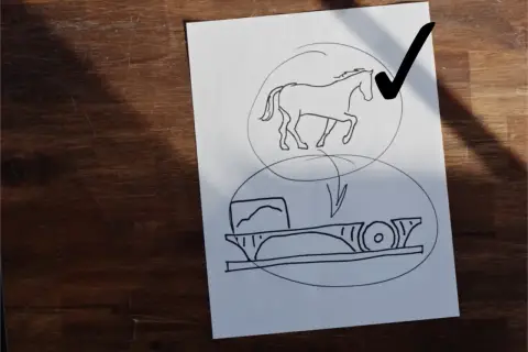 Szkic przedstawia konia i wóz, sugerując pytanie: ile koni mechanicznych ma koń? Zaznaczony ptaszkiem koń symbolizuje moc.