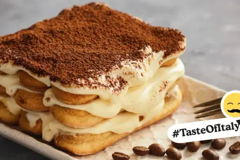 Un délicieux tiramisu, un classique du dessert italien, est présenté avec une généreuse couche de cacao.