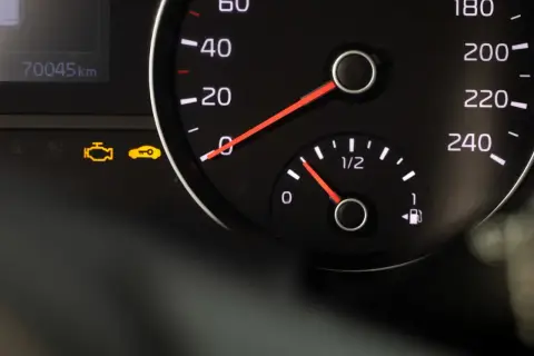 Kontrolka check engine świeci, mimo że auto działa normalnie. Na desce rozdzielczej widać też ikonę kluczyka.