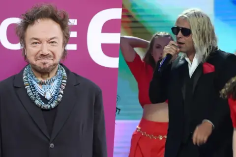 Mietek Szcześniak, znany partner sceniczny, w czarnym garniturze i z efektowną biżuterią. Obok niego wokalista z blond włosami i tancerki.