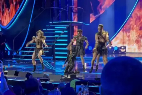 Scena z opery "Diabeł i Kasia", gdzie tancerze w strojach inspirowanych antykiem wykonują choreografię. Antonin, twórca tej opery, z pewnością byłby dumny.