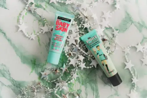 Maybelline Baby Skin i Benefit The POREfessional - popularne bazy pod makijaż. Sprawdzamy ezebra opinie o tych produktach.