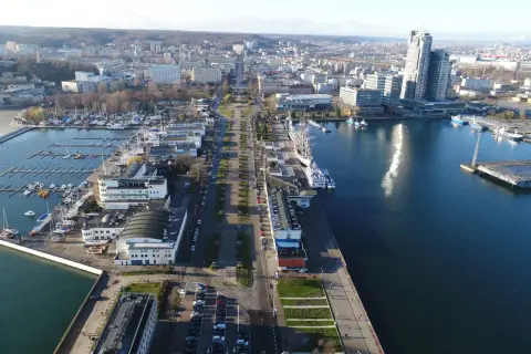 Skwer Kościuszki w Gdyni: widok z lotu ptaka na marinę, statki, nowoczesne budynki i promenadę. Atrakcje miasta w pełnej krasie.