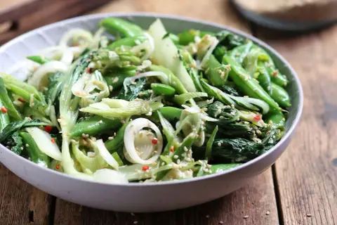 Zielona sałatka z pak choi, groszku cukrowego i cebuli, posypana sezamem. Idealna do dań kuchni azjatyckiej, świetne kapusta pak choi przepisy.