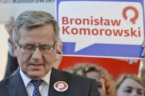 Bronisław Komorowski z plakietką i transparentem. Fani spekulują, dlaczego wraca do polityki.