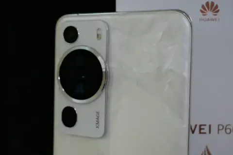 Biały Huawei P60 z modułem aparatów Xmage. Ten tani telefon z dobrym aparatem robi świetne zdjęcia.