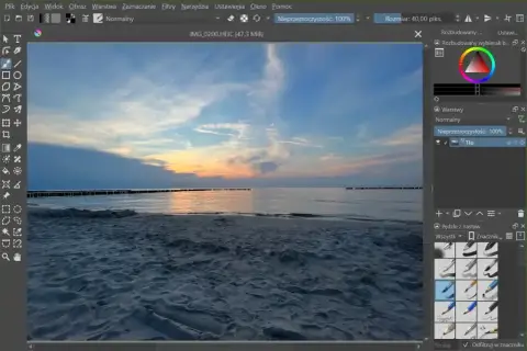 Edycja zachodu słońca nad morzem w programie Krita, darmowej alternatywie dla Photoshopa.