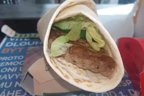 Mcwrap z soczystym mięsem, chrupiącą sałatą i orzeźwiającym tzatziki, zawinięty w miękką tortillę.