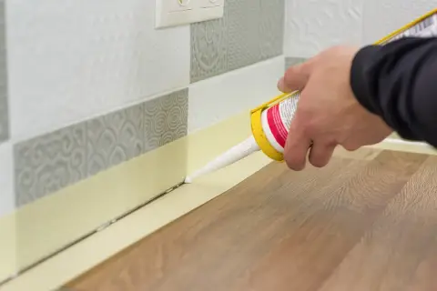 Nakładanie silikonu na plastikową listwę przypodłogową. Dowiedz się, jak usunąć silikon z plastiku, gdy popełnisz błąd.