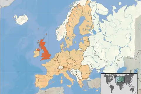 Mapa Europy z zaznaczoną Wielką Brytanią na pomarańczowo. Odpowiedź na pytanie: czy Wielka Brytania jest w Europie.