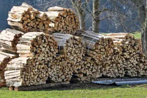 Stapel von gespaltenem Holz, bereit für den Winter. Dieses sehr alte Holz brennt schlecht, aber es ist ein schöner Anblick.