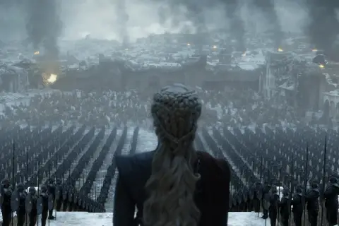Drogon patrzy na zniszczone miasto, gdzie jego armia czeka na dalsze rozkazy. To może być zapowiedź kontynuacji gry o tron.