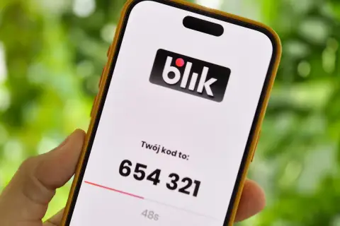 Telefon z aplikacją Blik, wyświetlający kod 654 321. Czas do wygaśnięcia kodu to 48 sekund. Mam nadzieję, że nie będzie problemów z płatnością.