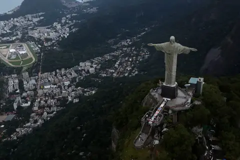 Widok na Rio de Janeiro z pomnikiem Chrystusa Odkupiciela. Widać gęstą zabudowę miasta i zalesione wzgórza, świadczące o dużej brazylijskiej ludności.