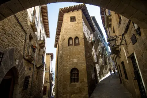 Calle empedrada entre edificios de piedra, un ejemplo de los pueblos bonitos cerca de Sos del Rey Católico.