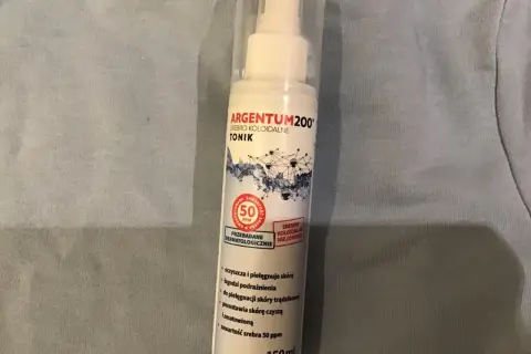 Butelka toniku z srebrem koloidalnym, idealna do pielęgnacji skóry trądzikowej. Oczyszcza, łagodzi i pozostawia cerę czystą.