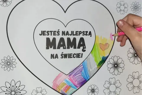 Kolorowanka dla mamy z sercem i napisem "Jesteś najlepszą mamą na świecie!". Dziecko koloruje serduszko i tęczę.
