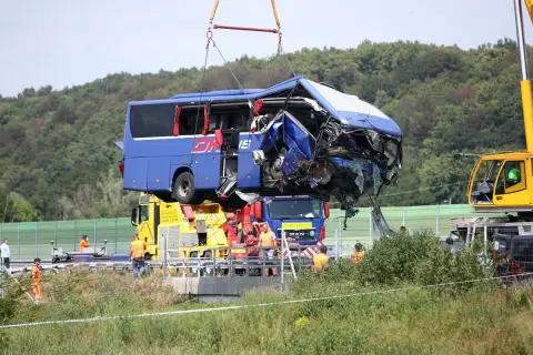 Wypadek autobusu w drodze do Medjugorie z Polski. Uszkodzony pojazd jest podnoszony przez dźwig.