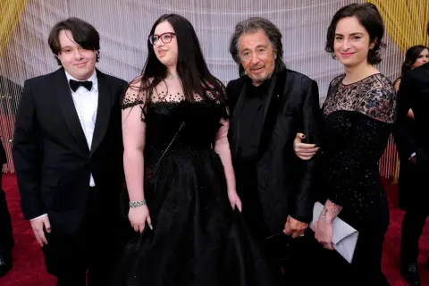 Al Pacino z dziećmi na czerwonym dywanie.