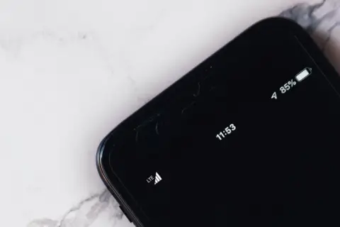 Na ekranie telefonu widać godzinę 11:53, wskaźnik baterii 85% i LTE. To pokazuje, co oznacza edge w telefonie – szybki dostęp do internetu.