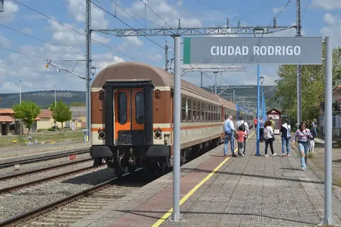 Estación de tren de Ciudad Rodrigo. Gente esperando el tren en el andén.