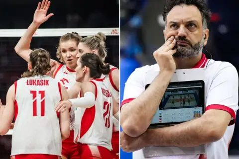 Polskie siatkarki w białych strojach z czerwonymi detalami świętują zwycięstwo. Obok trener analizuje grę na tablecie.