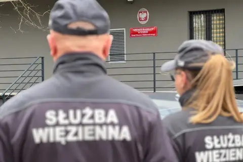 Służba Więzienna przed aresztem śledczym w Łodzi. Dział Dozoru Elektronicznego pilnuje porządku.