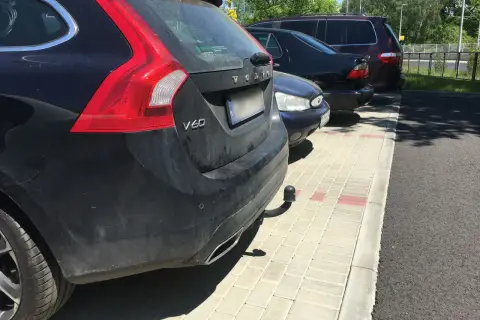 Czarny Volvo V60 z zamontowanym hakiem. Zastanawiasz się, ile kosztuje legalizacja haka w samochodzie?