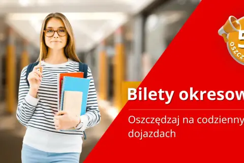 Młoda kobieta z zeszytami i ołówkiem, w tle korytarz. Napis "Bilety okresowe" i "Zyskaj do 50% oszczędności".
