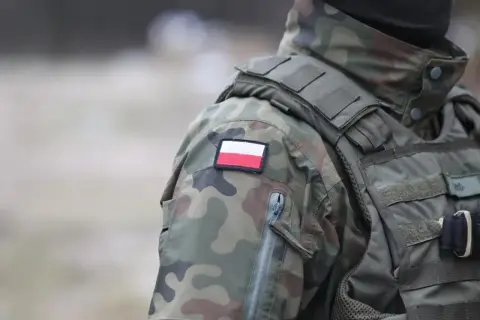 Żołnierz w mundurze WOT z polską flagą na ramieniu. Służba to nie tylko poświęcenie, ale i pewne wot zarobki.